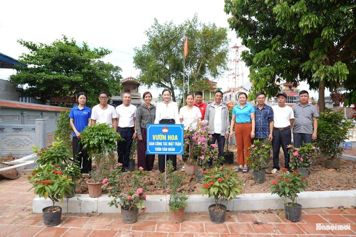 Lãnh đạo MTTQ Việt Nam xã Thanh Oai và cán bộ, đoàn viên, hội viên trồng hoa, cây xanh tại Vườn hoa Ban Công tác Mặt trận thôn Văn Quán. Ảnh: Mai Quý