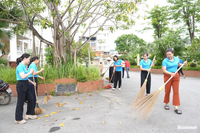 Đông đảo cán bộ, đoàn viên, hội viên, đoàn viên đã tích cực tham gia vệ sinh môi trường. Ảnh: Mai Quý
