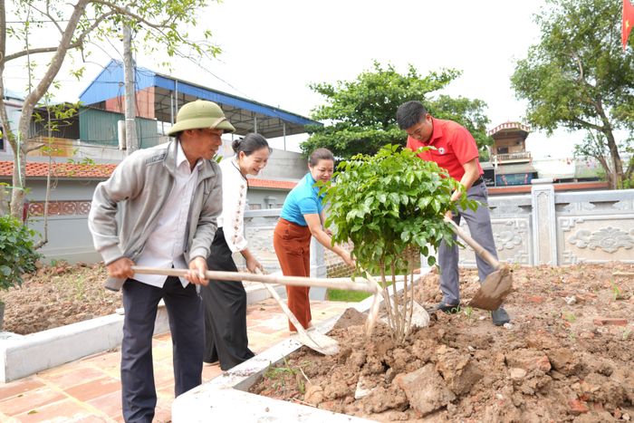 Hoạt động trồng cây xanh tại Vườn hoa Ban Công tác Mặt trận thôn Văn Quán. Ảnh: Mai Quý