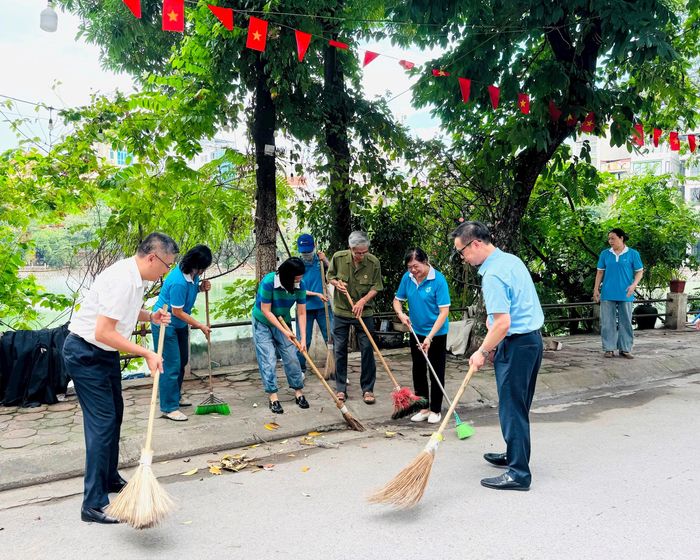 Lãnh đạo phường Kim Liên trực tiếp tham gia công tác vệ sinh môi trường cùng các lực lượng. Ảnh: PV