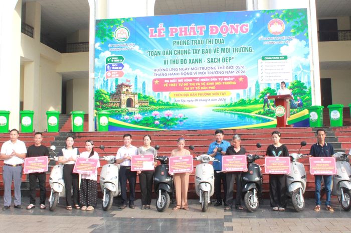 Phường Sơn Tây trao tặng 7 xe máy điện cho 7 hộ gia đình có hoàn cảnh đặc biệt khó khăn. Ảnh: Phạm Hằng