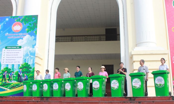 Phường Sơn Tây trao tặng 25 thùng rác nhựa dung tích 240 lít cho các tổ dân phố. Ảnh: Phạm Hằng