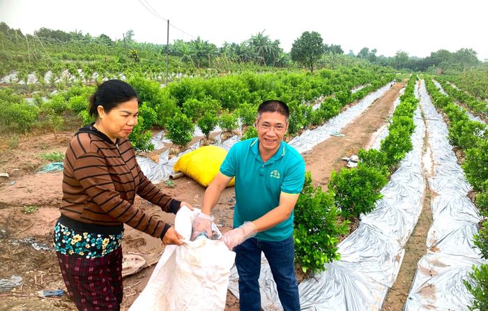 Cán bộ, hội viên cùng chung tay thu gom rác thải bảo vệ đồng ruộng xanh sạch đẹp. Ảnh: Bảo Thoa