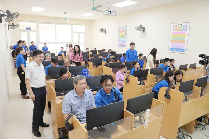Các đoàn viên của Đoàn TNCS Hồ Chí Minh phường Ba Đình hướng dẫn trực tiếp học viên sử dụng các ứng dụng điện tử.