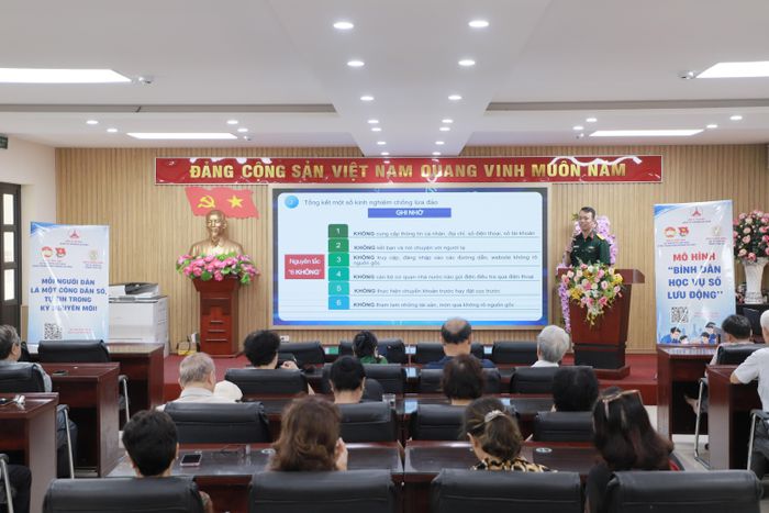 Cán bộ Trung tâm 586, Bộ Tư lệnh 86 trình bày nội dung kiến thức pháp luật về sử dụng mạng xã hội an toàn.