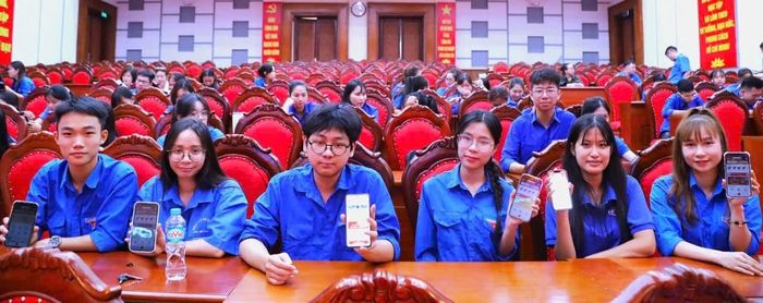 Đoàn viên xã Quang Minh trực tiếp thực hành các thao tác nộp hồ sơ trực tuyến. Ảnh: PV