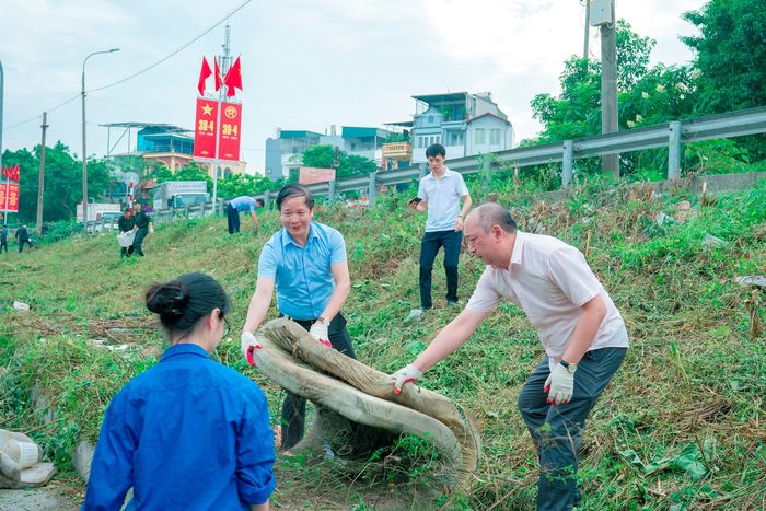Sau khi diễn ra chương trình, các lãnh đạo phường cùng hơn 200 đoàn viên, hội viên, lực lượng tình nguyện và nhân dân đã đồng loạt ra quân tổng vệ sinh môi trường, thu gom rác thải, phát quang cỏ dại, làm cỏ mái đê và chỉnh trang cảnh quan đô thị. Ảnh: PV