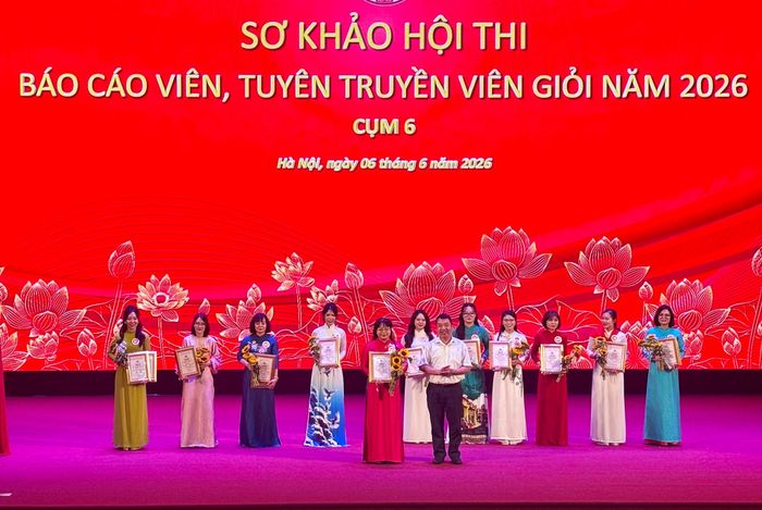 Phó Trưởng Ban Tuyên giáo và Dân vận Thành ủy Hà Nội nhấn mạnh Đào Xuân Dũng trao giải Nhất cho thí sinh Quang Thị Ngà, Ủy viên Ủy ban Kiểm tra Đảng ủy xã Đông Anh. Ảnh: PN