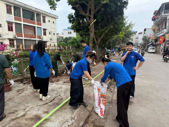 Đông đảo sinh viên tình nguyện tham gia ra quân thực hiện tổng vệ sinh môi trường, thu gom rác thải, bóc xóa quảng cáo rao vặt sai quy định. 