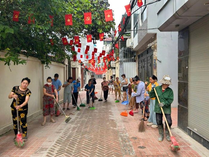 Ngay từ 6 giờ 30 phút sáng ngày 6-6, 54 tổ dân phố trên địa bàn phường Đông Ngạc đồng loạt ra quân tổng vệ sinh môi trường. Ảnh: Trần Thảo