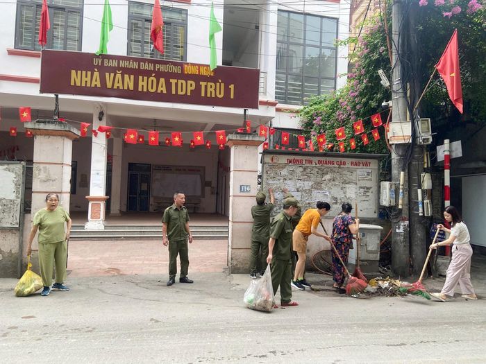 Các lực lượng tham gia ra quân phong trào “Toàn dân chung tay bảo vệ môi trường, vì Thủ đô xanh - sạch - đẹp”, triển khai các hoạt động cụ thể, thiết thực và hiệu quả. Ảnh: Trần Thảo