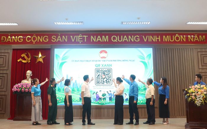 Lãnh đạo phường Đông Ngạc cùng các đại biểu thực hiện nghi thức ấn nút khởi động mô hình "QR Xanh". Ảnh: Trần Thảo