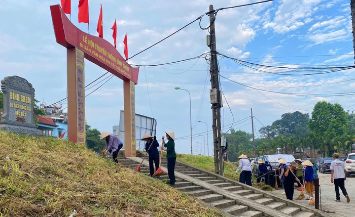 Hội viên Hội Phụ nữ, Hội Cựu chiến binh, đoàn viên thanh niên và nhân dân cụm Thụy Phương tích cực thu gom rác thải, chỉnh trang khuôn viên tại khu vực Đình Chèm. Ảnh: Trần Thảo