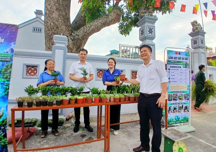 Mô hình đổi phế liệu lấy cây xanh. Ảnh: Hoàng Quyết