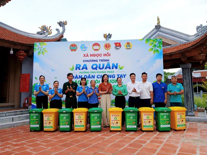 Ban Tổ chức trao tặng 10 thùng đựng rác công cộng cho thôn Nguyệt Áng. Ảnh: Hoàng Quyết