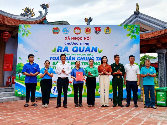 Ra mắt mô hình “Nói không với rác thải nhựa dùng một lần” tại thôn Nguyệt Áng. Ảnh: Hoàng Quyết