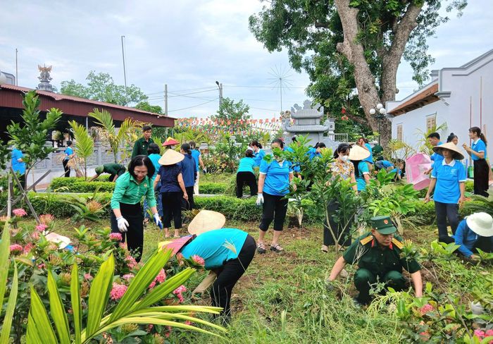 Các đại biểu tham gia dọn cỏ tại khu vực Văn chỉ Nguyệt Áng. Ảnh: Hoàng Quyết