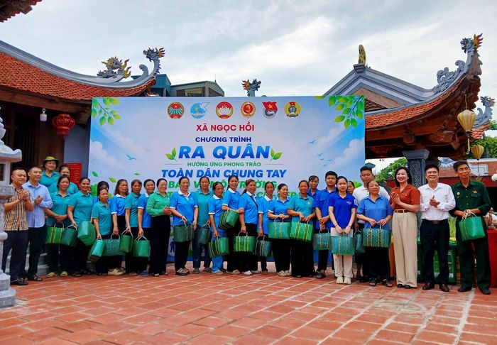 Chủ tịch Hội Nông dân thành phố Hà Nội Phạm Hải Hoa và lãnh đạo xã Ngọc Hồi tặng làn đi chợ cho các hộ gia đình. Ảnh: Hoàng Quyết