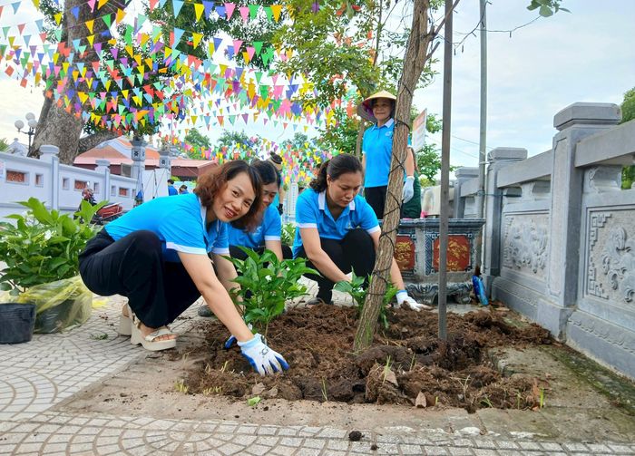 Các đại biểu trồng hoa ven đường tại khu vực Văn chỉ Nguyệt Áng. Ảnh: Hoàng Quyết