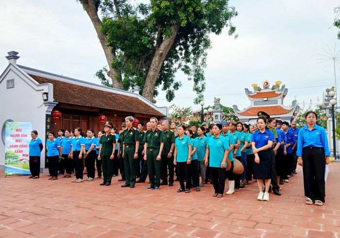Đại diện các phòng, ban, ngành, đoàn thể và các thôn trên địa bàn xã tham gia lễ phát động. Ảnh: Hoàng Quyết