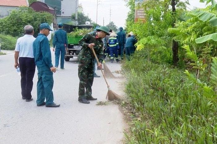 Lãnh đạo xã Ứng Hòa và người dân tham gia thu gom rác thải, dọn vệ sinh môi trường. Ảnh: Lê Quí