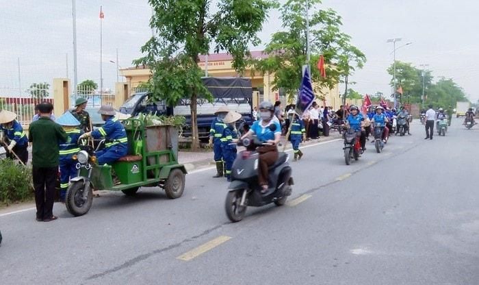Hội viên phụ nữ xã Ứng Hòa đi xe máy điện nhằm nâng cao nhận thức về sử dụng phương tiện thân thiện với môi trường. Ảnh: Lê Quí