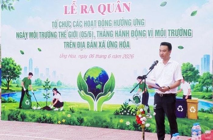 Phó Chủ tịch UBND xã Ứng Hòa Lê Thanh Tùng phát động nhân dân tích cực tham gia bảo vệ môi trường. Ảnh: Lê Quí