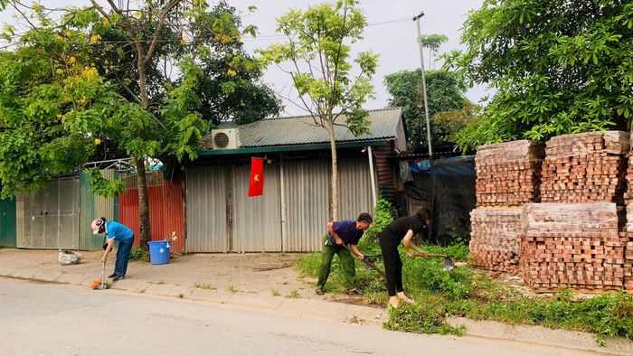 Các lực lượng và nhân dân phường Tây Tựu tích cực tham gia vệ sinh môi trường. Ảnh TT