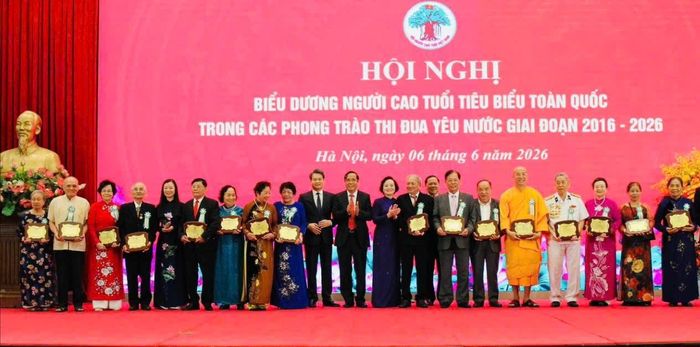 Các đồng chí lãnh đạo biểu dương, tôn vinh 169 người cao tuổi tiêu biểu trong các phong trào thi đua yêu nước giai đoạn 2016 - 2026. Ảnh: Xuân Hiền
