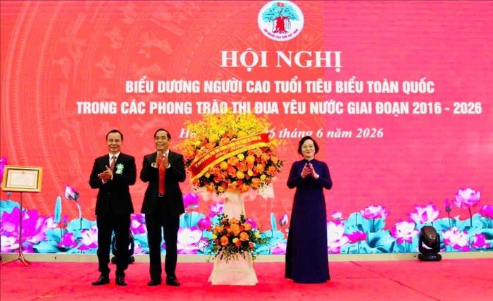 Bí thư Trung ương Đảng, Phó Thủ tướng Chính phủ Phạm Thị Thanh Trà tặng hoa Hội Người cao tuổi Việt Nam nhân kỷ niệm 85 năm Ngày truyền thống. Ảnh: Xuân Hiền