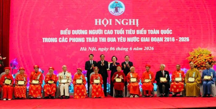 Các đồng chí lãnh đạo biểu dương, tôn vinh 169 người cao tuổi tiêu biểu trong các phong trào thi đua yêu nước giai đoạn 2016 - 2026. Ảnh: Xuân Hiền
