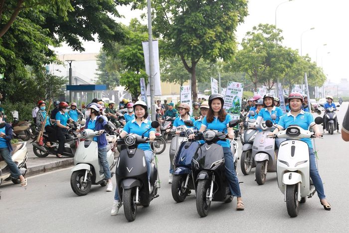 Đoàn xe tuyên truyền lưu động. Ảnh Thu Oanh