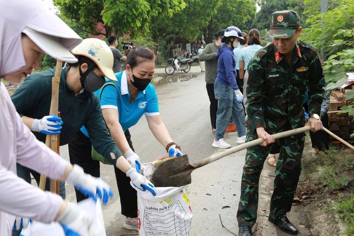 Đông đảo lực lượng tham gia tổng vệ sinh làm sạch môi trường. Ảnh Thu Oanh