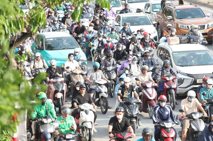 Hà Nội đang phải đối mặt với nhiều sức ép về hạ tầng giao thông. Ảnh: Tuấn Lương