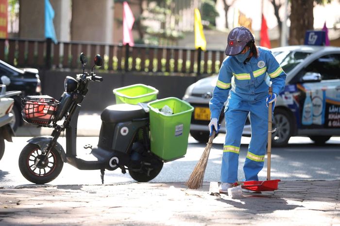 Công ty TNHH MTV Môi trường đô thị Hà Nội hiện đại hóa công tác duy trì vệ sinh môi trường hướng tới xây dựng Thủ đô sáng - xanh - sạch - đẹp. Ảnh: Hoàng Hiệp