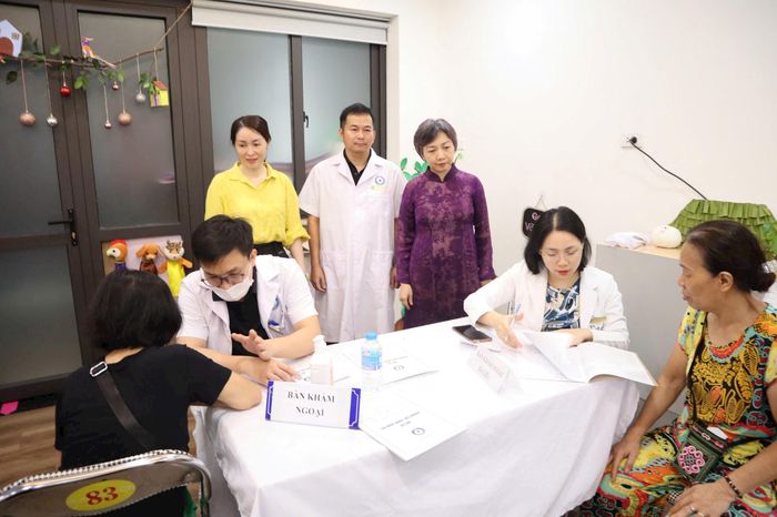 Phó Chủ tịch UBND phường Phương Liệt Ngô Minh Hồng, Giám đốc Trạm Y tế phường Đặng Thị Thanh Hà hỏi thăm người dân đến khám, tư vấn sức khỏe. Ảnh: ND