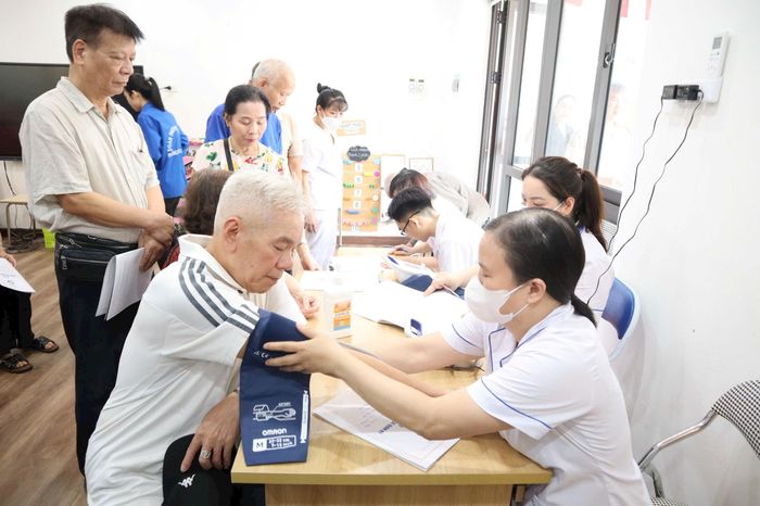 Người dân được khám tổng quát, chuyên sâu và tư vấn chăm sóc sức khỏe. Ảnh: ND