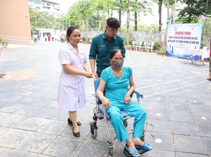 Người khuyết tật đến thăm khám được các lực lượng hỗ trợ tận tình. Ảnh: ND