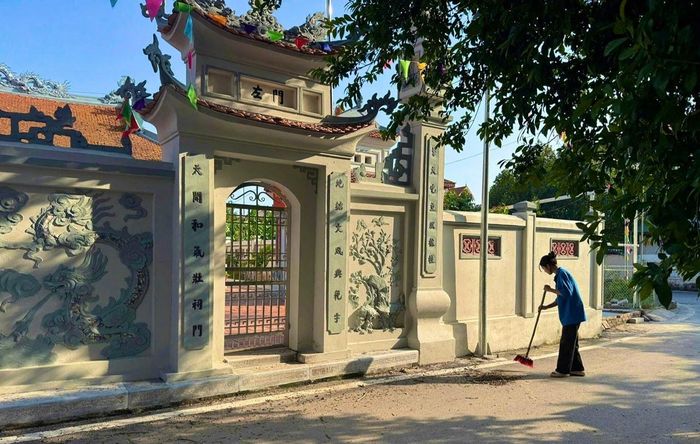 Vệ sinh cảnh quan, nâng cao môi trường sống đã trở thành nếp sinh hoạt của người dân Liên Minh. Ảnh: Kiều Thoan Thu