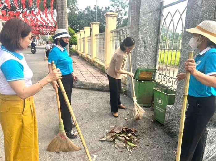 Phó Bí thư Thường trực Đảng ủy xã Nguyễn Thị Hường (thứ ba từ trái sang) cùng cán bộ phụ nữ tham gia lễ phát động. Ảnh: Hội Phụ nữ xã