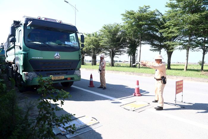 Cảnh sát tiến hành kiểm tra tải trọng phương tiện. Ảnh: Phạm Công