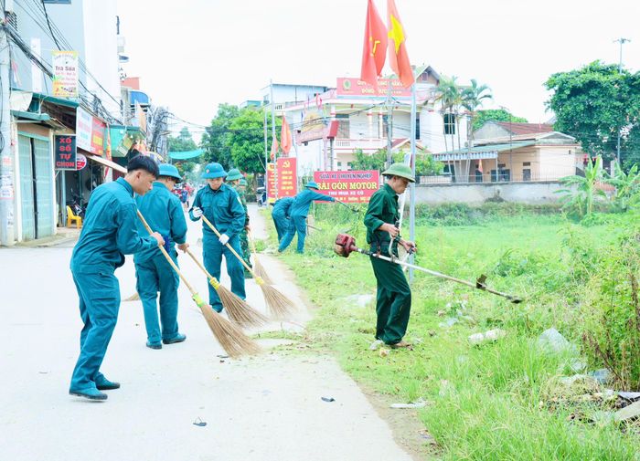 Các tuyến đường trên địa bàn xã Phú Nghĩa được vệ sinh vì mục tiêu xanh - sạch - đẹp. Ảnh: Hoàng Anh