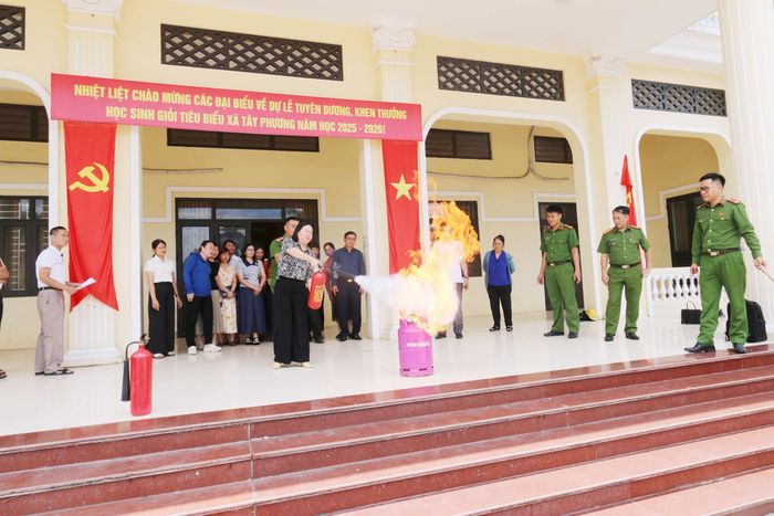 Người dân dùng bình chữa cháy dập lửa. Ảnh: Công Phương