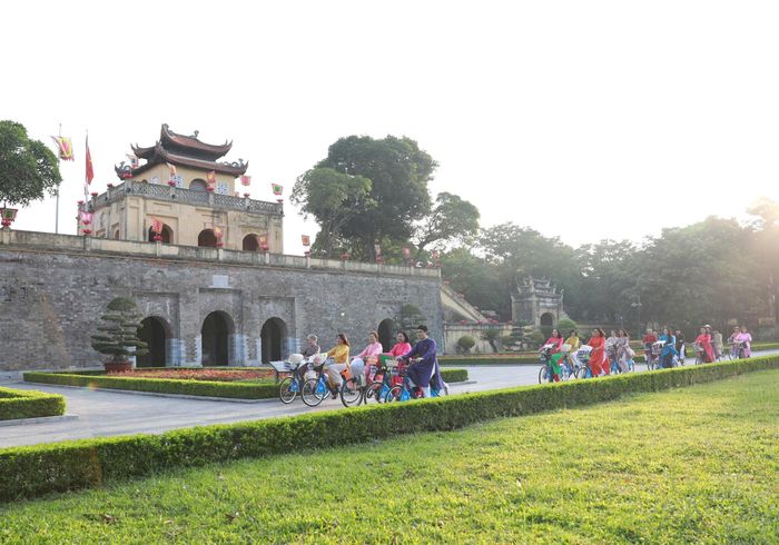 Hà Nội đang từng bước hình thành phương thức quản trị mới theo hướng “Thành phố kiến tạo - cơ sở chủ động - người dân được phục vụ tốt hơn”. Ảnh Quang Thái