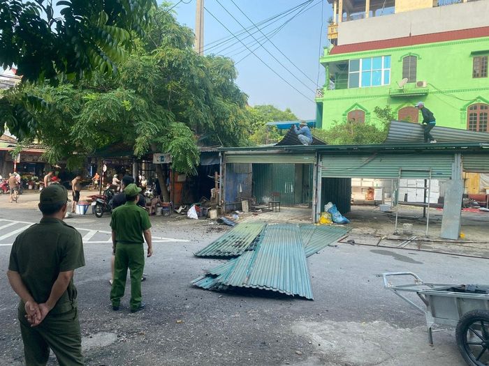 Lực lượng chức năng yêu cầu tháo dỡ các công trình vi phạm. Ảnh: Thanh Hà