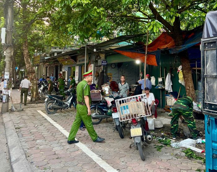 Công an xã Phúc Thịnh xử lý các trường hợp vi phạm trật tự đô thị tại chợ Lắp Ghép. Ảnh: Thanh Hà