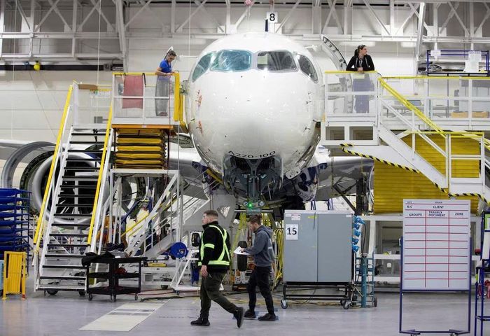 Các nhân viên làm việc trên máy bay Airbus A220-300 tại cơ sở của Airbus ở Mirabel, Quebec, Canada. Ảnh: Reuters