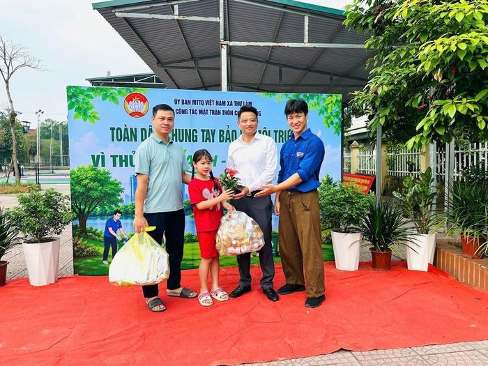 Nhiều gia đình hưởng ứng hoạt động "Đổi rác tái chế lấy cây xanh và đồ dùng học tập". Ảnh: TL