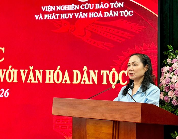 NSND Trịnh Thúy Mùi, Phó Chủ tịch Liên hiệp các Hội Văn học nghệ thuật Việt Nam, Chủ tịch Hội Nghệ sĩ Sân khấu Việt Nam tham luận. Ảnh: Thụy Du