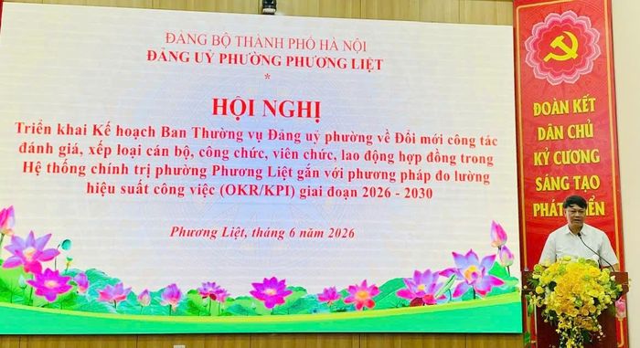 Đồng chí Nguyễn Minh Tiến, Bí thư Đảng ủy, Chủ tịch HĐND phường Phương Liệt phát biểu tại hội nghị. Ảnh: ND